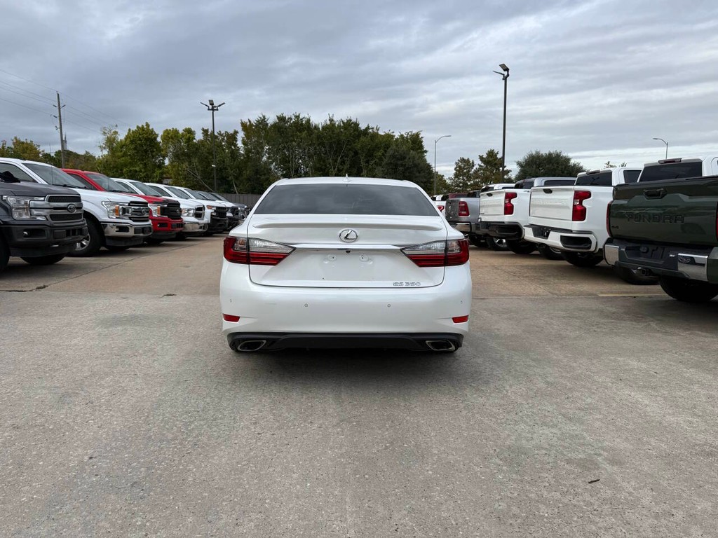 Lexus ES Vehicle Full-screen Gallery Image 42