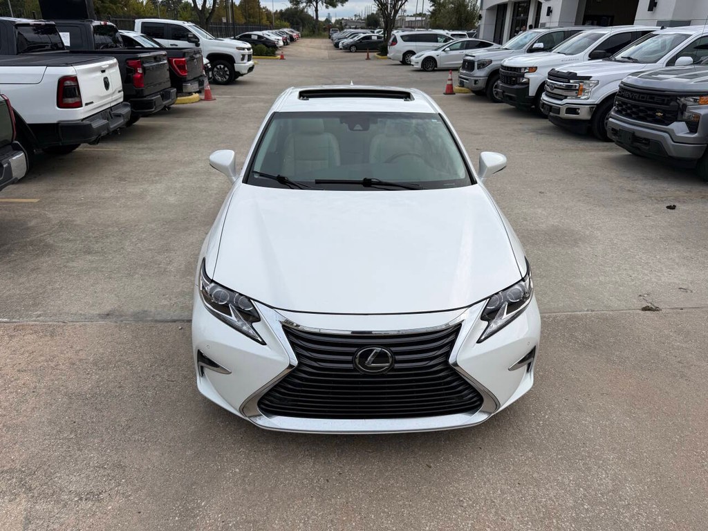 Lexus ES Vehicle Full-screen Gallery Image 43