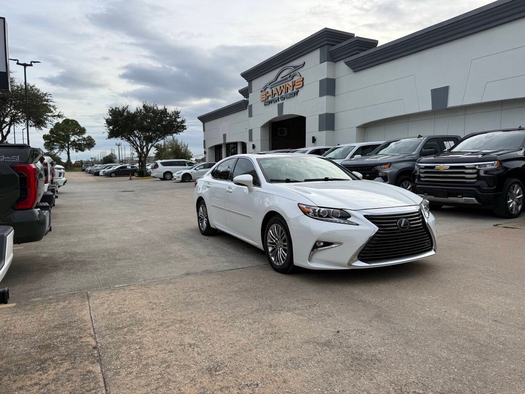 Lexus ES Vehicle Full-screen Gallery Image 45