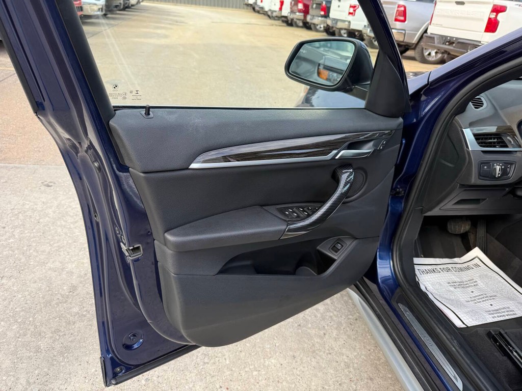 BMW X1 Vehicle Full-screen Gallery Image 08