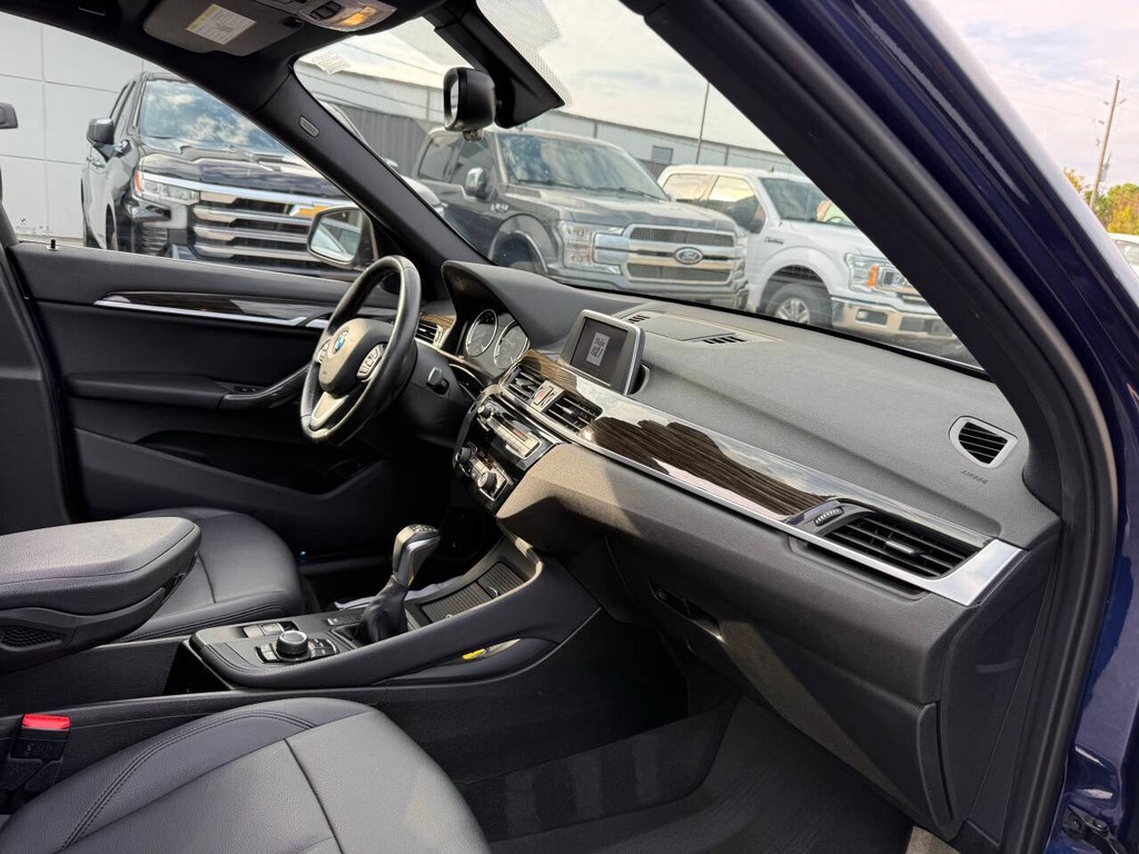 BMW X1 Vehicle Full-screen Gallery Image 09