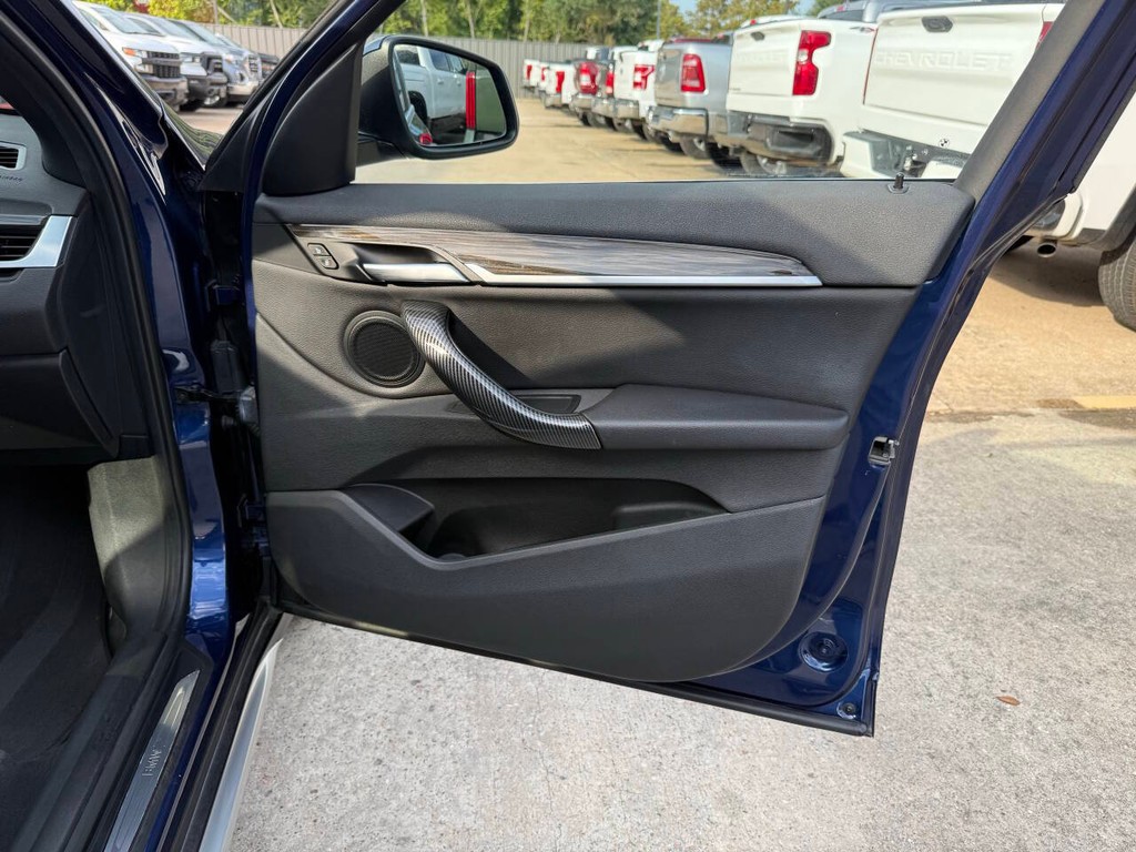 BMW X1 Vehicle Full-screen Gallery Image 11
