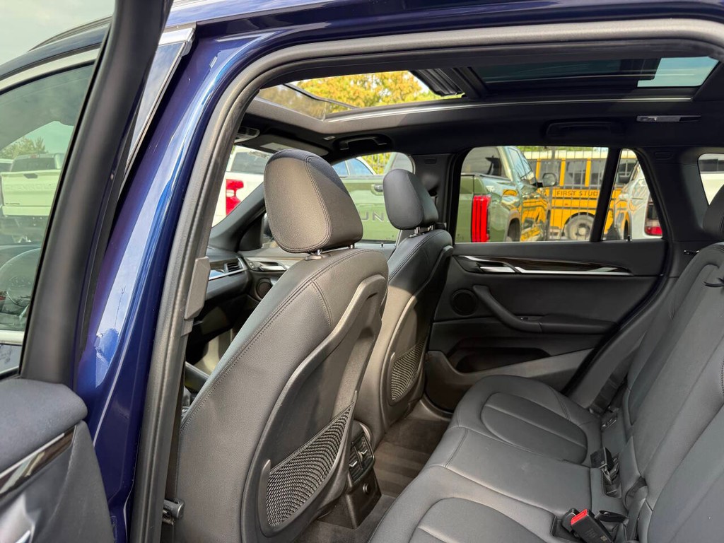 BMW X1 Vehicle Full-screen Gallery Image 12