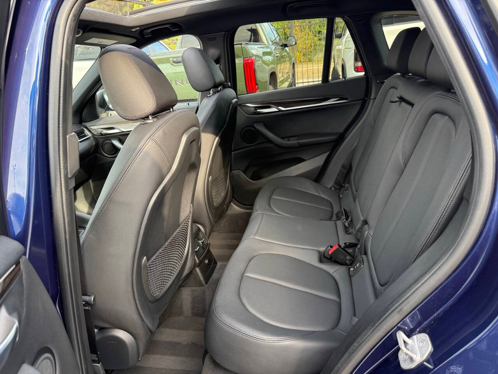 BMW X1 Vehicle Full-screen Gallery Image 13