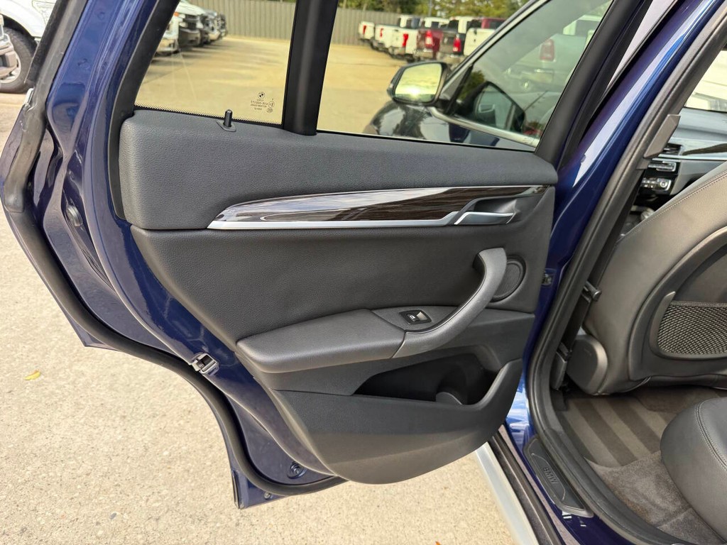 BMW X1 Vehicle Full-screen Gallery Image 14