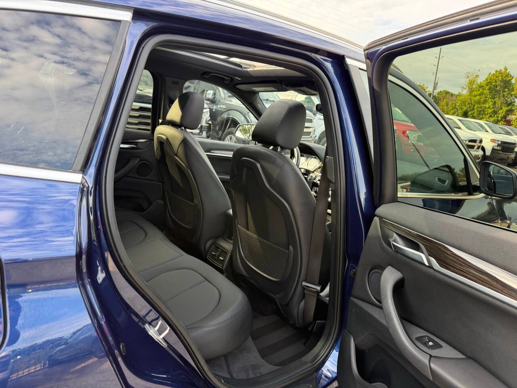 BMW X1 Vehicle Full-screen Gallery Image 15