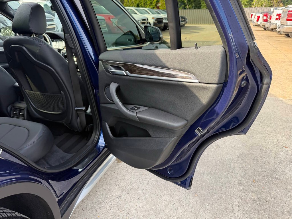 BMW X1 Vehicle Full-screen Gallery Image 16