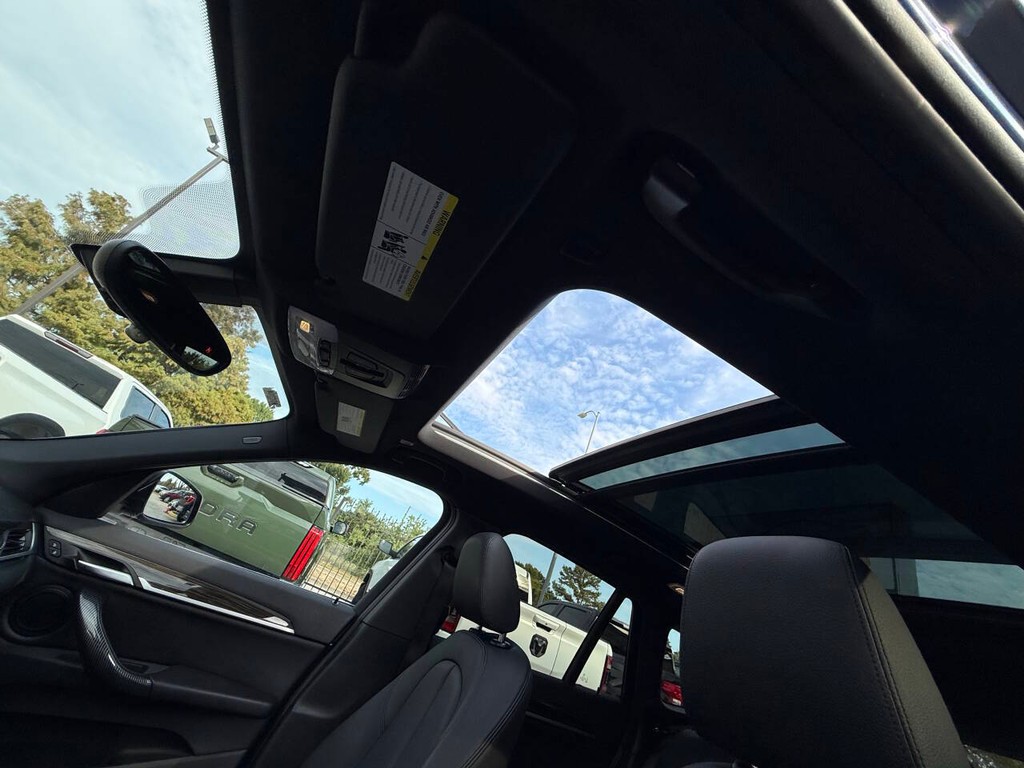 BMW X1 Vehicle Full-screen Gallery Image 32