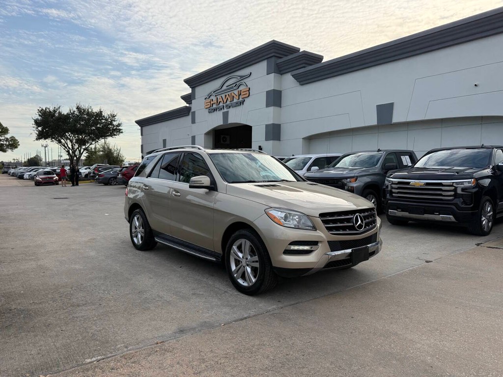 Mercedes-Benz M-Class Vehicle Full-screen Gallery Image 02