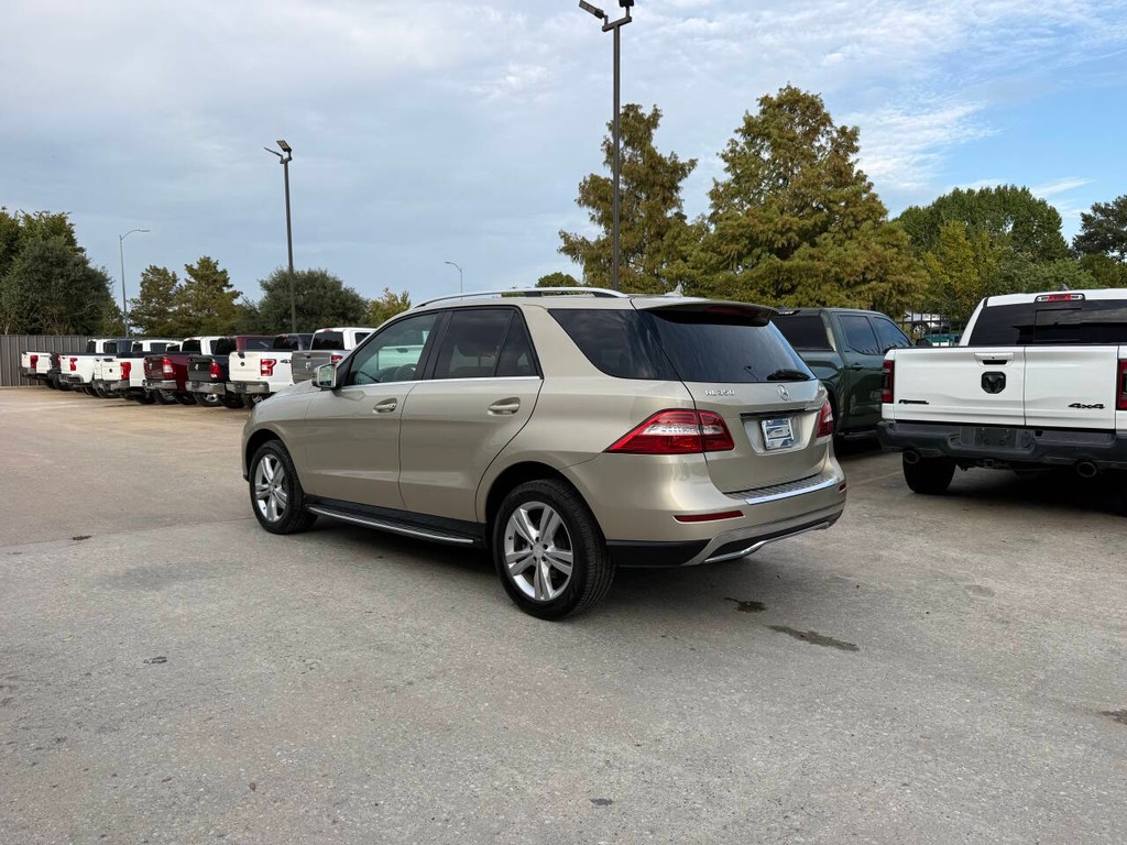 Mercedes-Benz M-Class Vehicle Full-screen Gallery Image 04