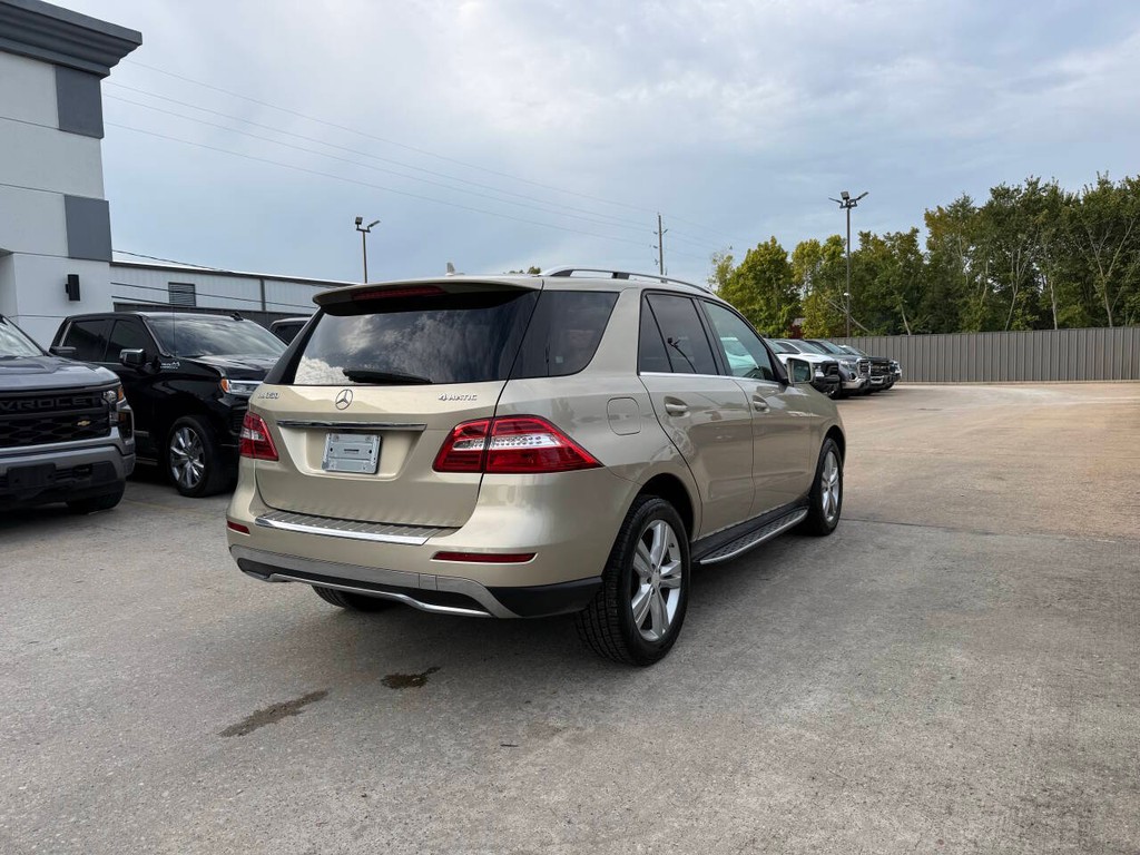 Mercedes-Benz M-Class Vehicle Full-screen Gallery Image 05