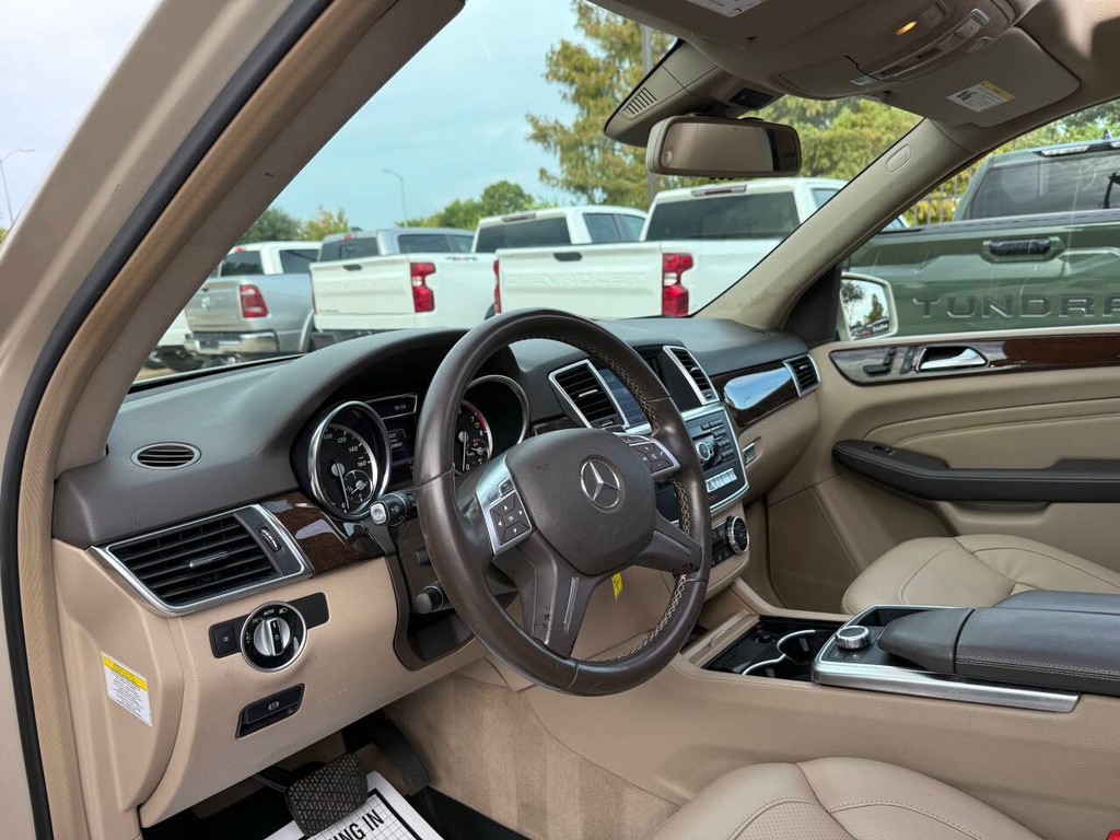 Mercedes-Benz M-Class Vehicle Full-screen Gallery Image 06