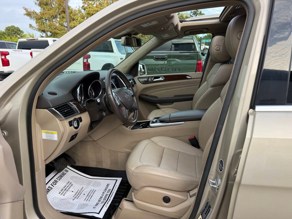 Mercedes-Benz M-Class Vehicle Full-screen Gallery Image 07