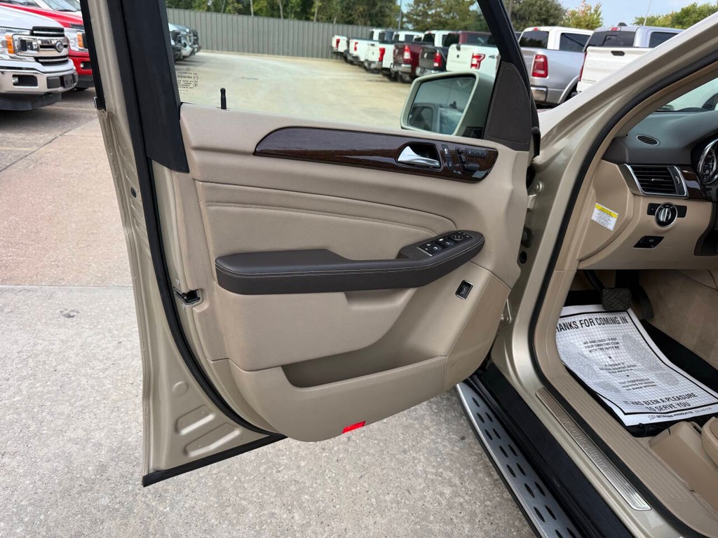 Mercedes-Benz M-Class Vehicle Full-screen Gallery Image 08