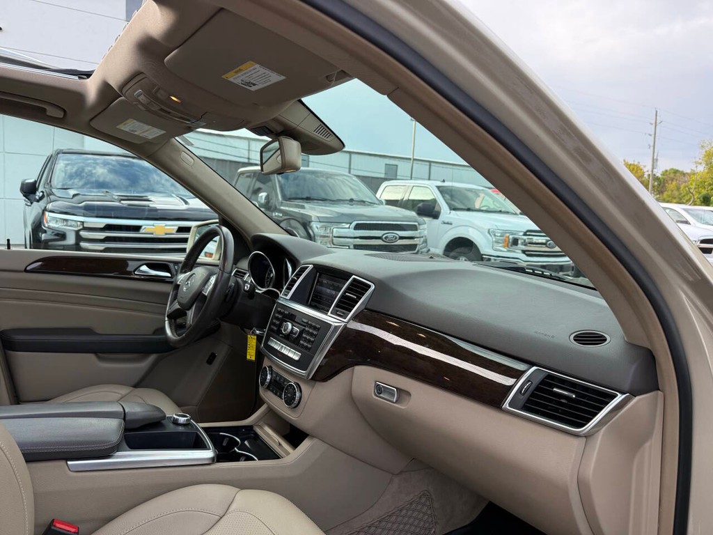 Mercedes-Benz M-Class Vehicle Full-screen Gallery Image 09