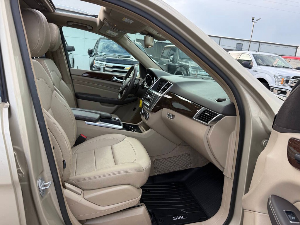 Mercedes-Benz M-Class Vehicle Full-screen Gallery Image 10