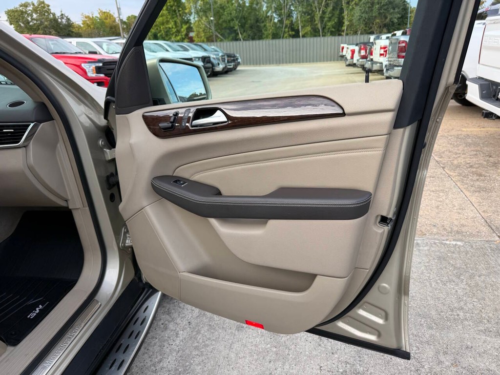 Mercedes-Benz M-Class Vehicle Full-screen Gallery Image 11
