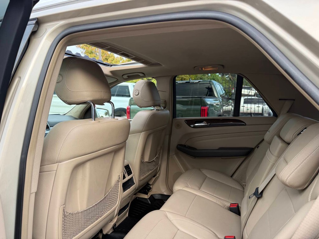 Mercedes-Benz M-Class Vehicle Full-screen Gallery Image 12