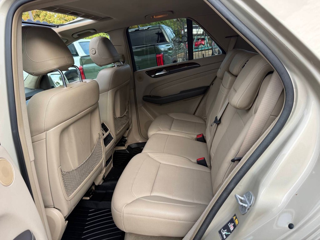 Mercedes-Benz M-Class Vehicle Full-screen Gallery Image 13