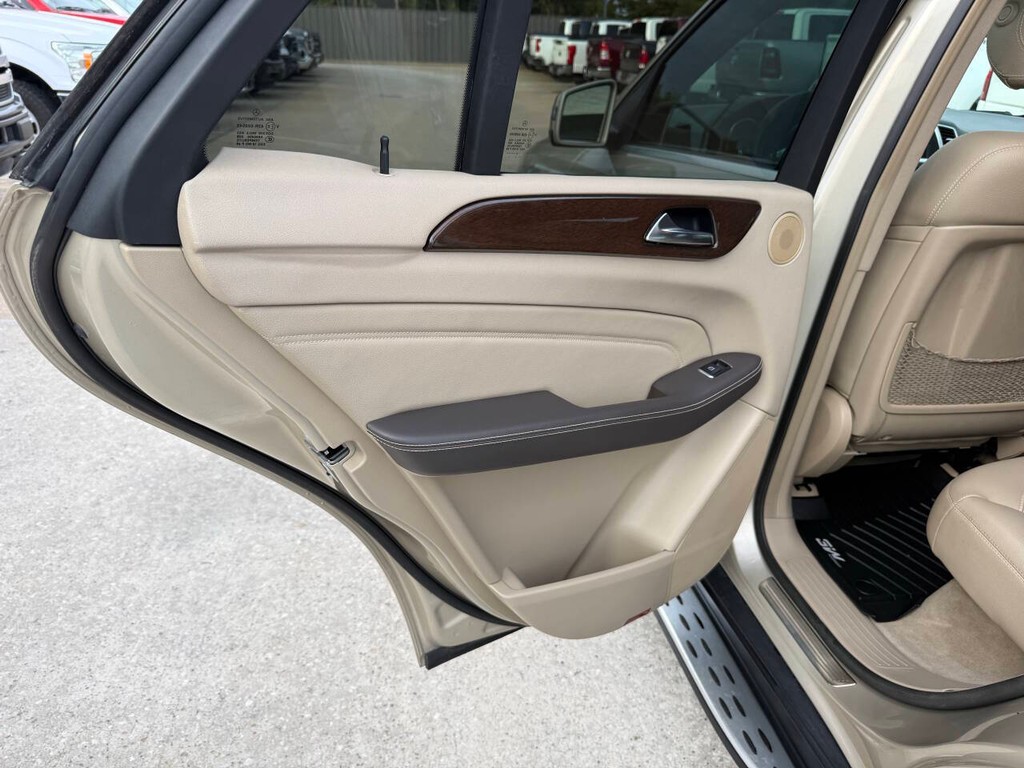 Mercedes-Benz M-Class Vehicle Full-screen Gallery Image 14
