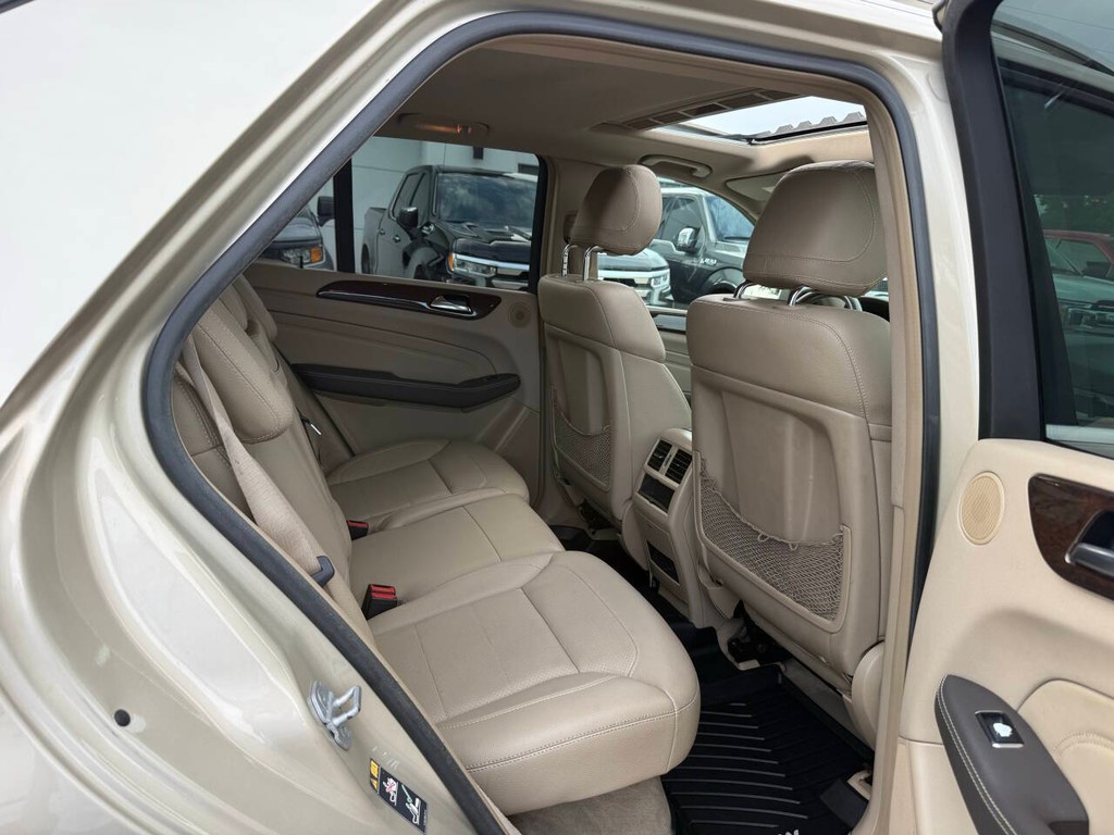 Mercedes-Benz M-Class Vehicle Full-screen Gallery Image 15