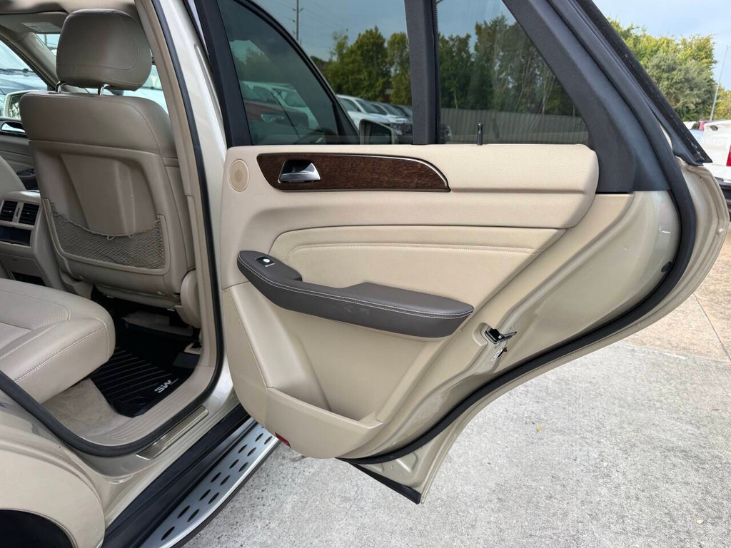Mercedes-Benz M-Class Vehicle Full-screen Gallery Image 16