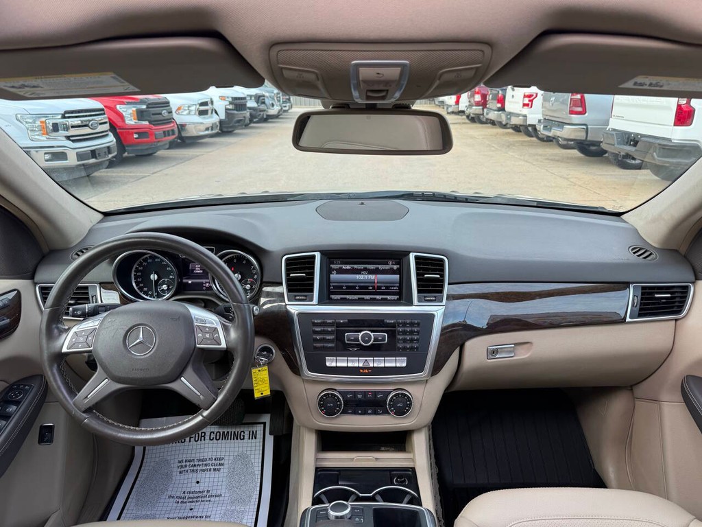 Mercedes-Benz M-Class Vehicle Full-screen Gallery Image 17