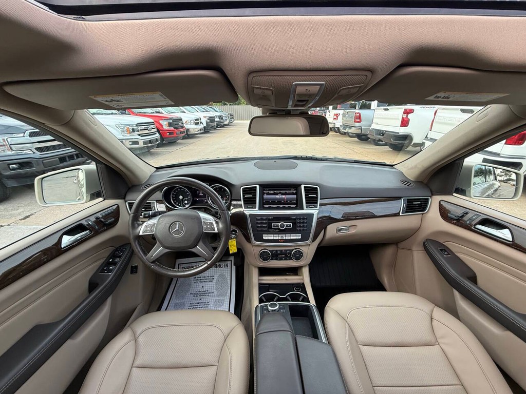 Mercedes-Benz M-Class Vehicle Full-screen Gallery Image 18