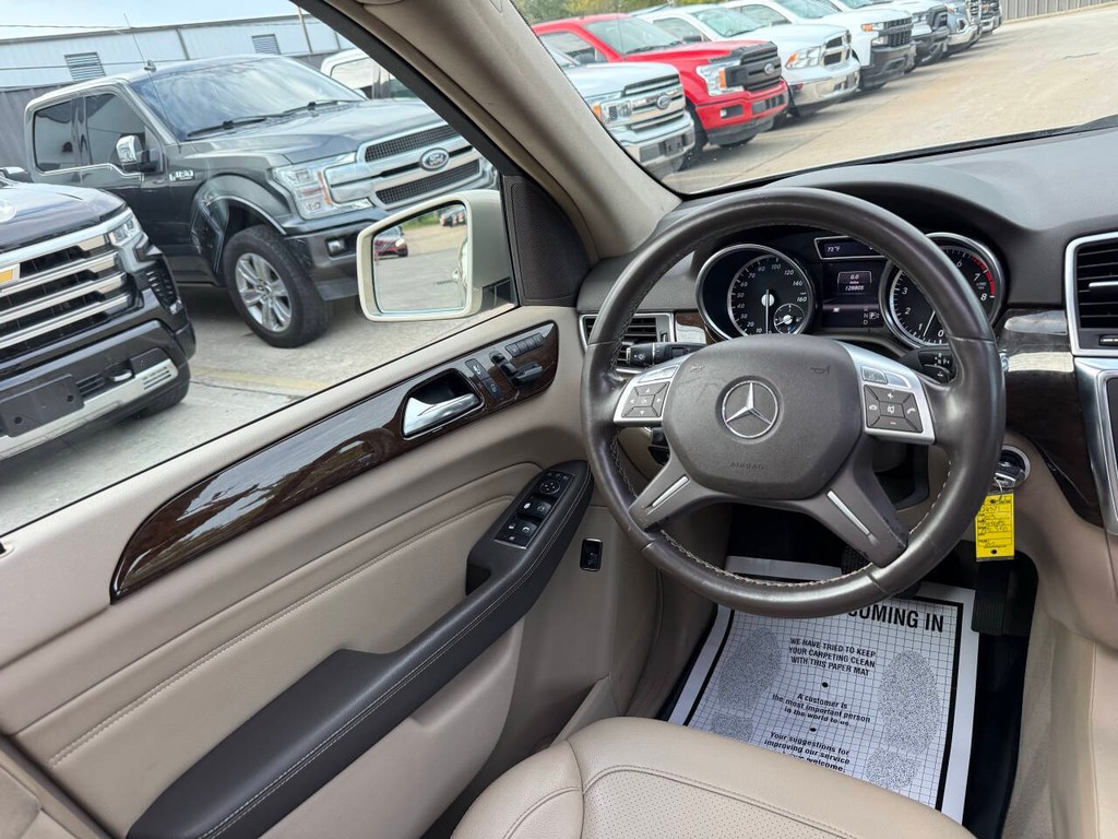 Mercedes-Benz M-Class Vehicle Full-screen Gallery Image 19