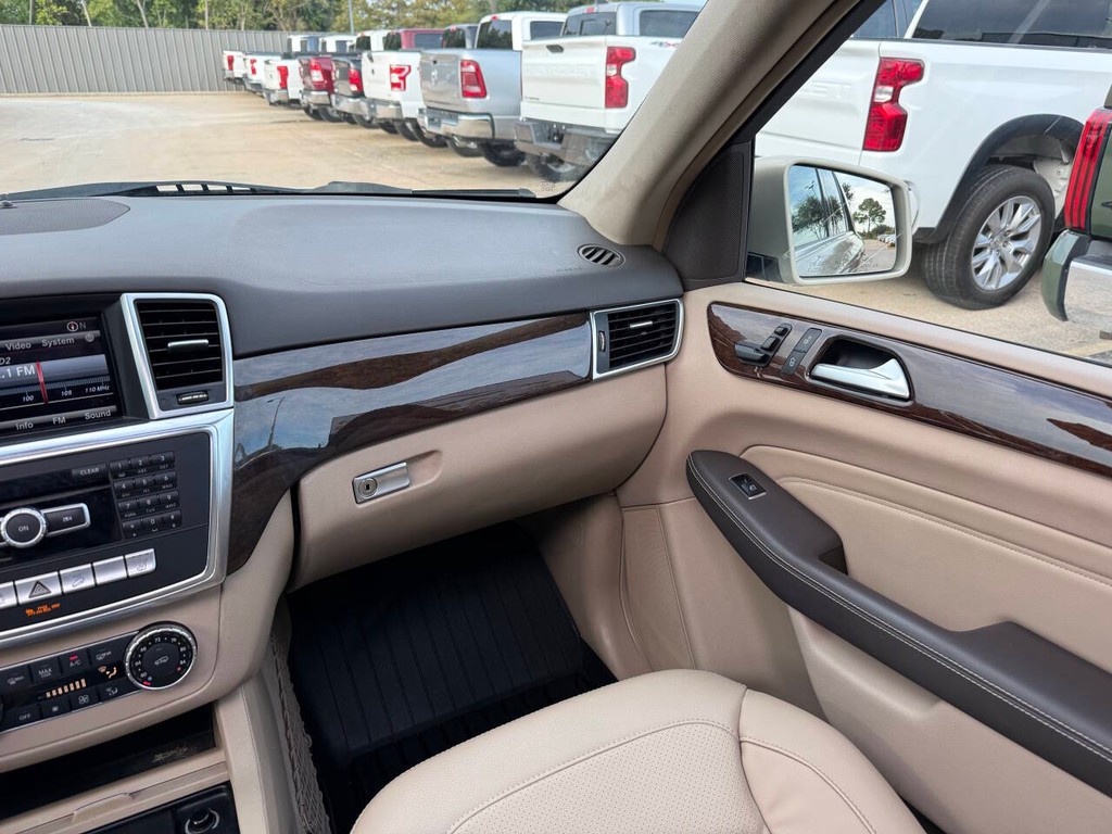 Mercedes-Benz M-Class Vehicle Full-screen Gallery Image 20
