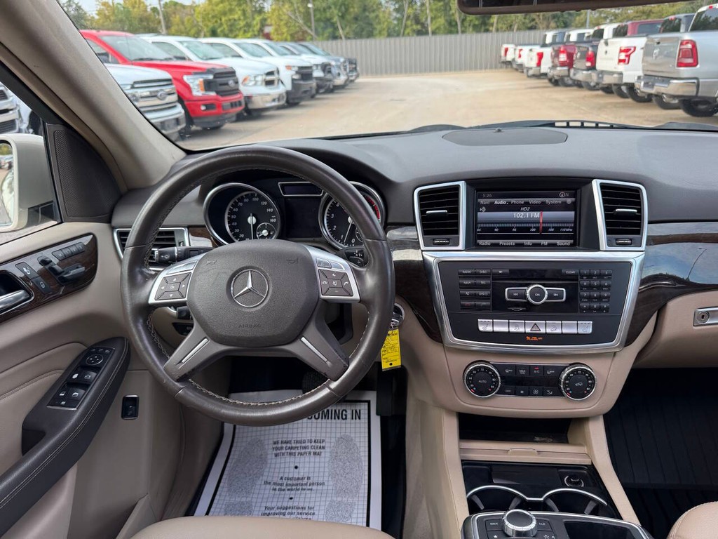 Mercedes-Benz M-Class Vehicle Full-screen Gallery Image 21