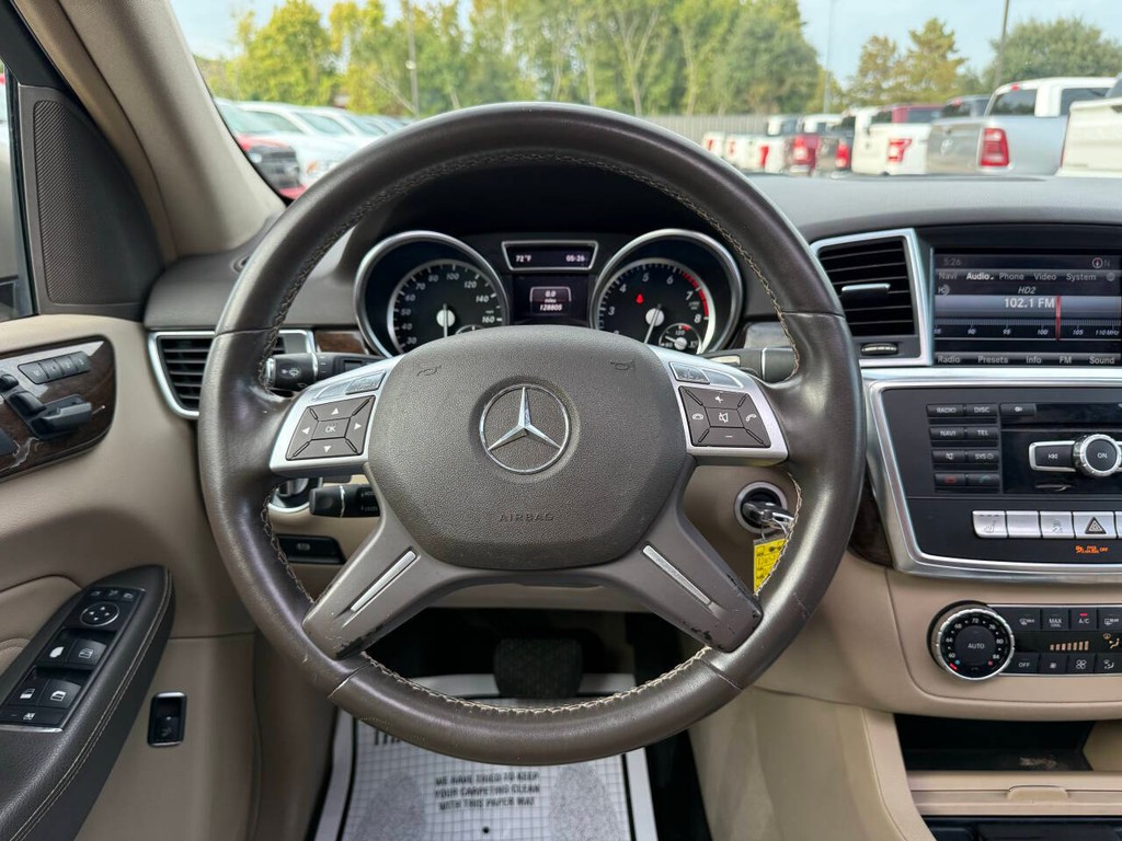 Mercedes-Benz M-Class Vehicle Full-screen Gallery Image 22
