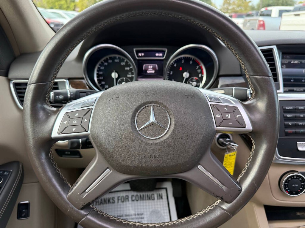 Mercedes-Benz M-Class Vehicle Full-screen Gallery Image 23