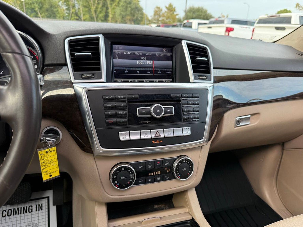 Mercedes-Benz M-Class Vehicle Full-screen Gallery Image 24