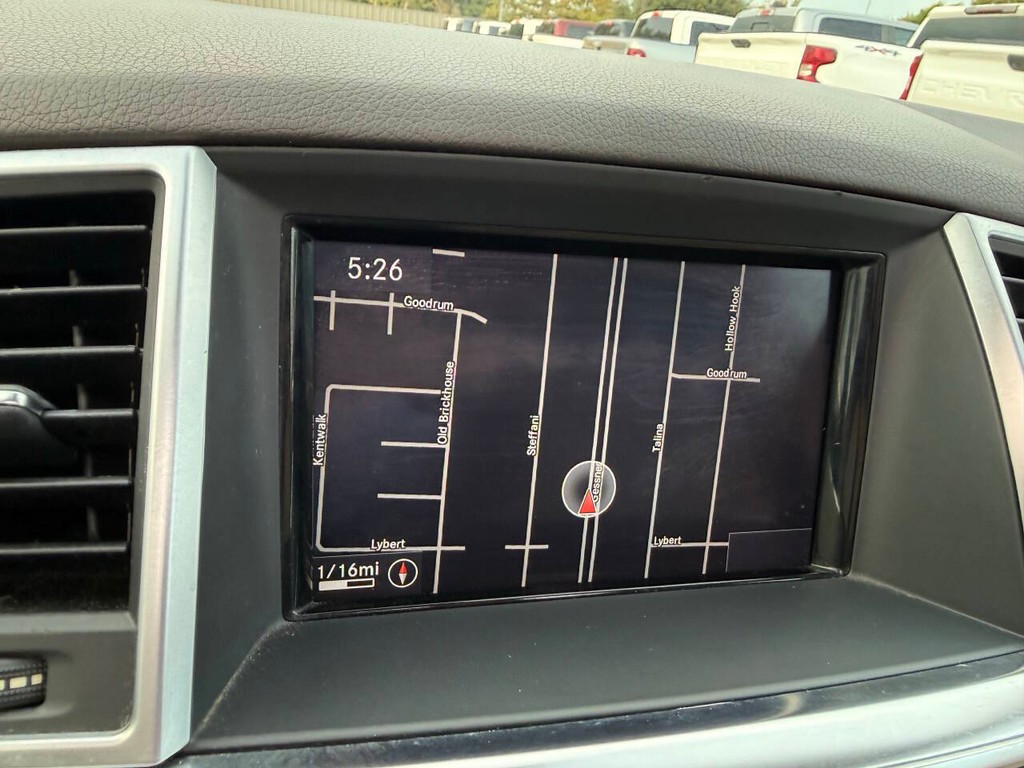 Mercedes-Benz M-Class Vehicle Full-screen Gallery Image 26