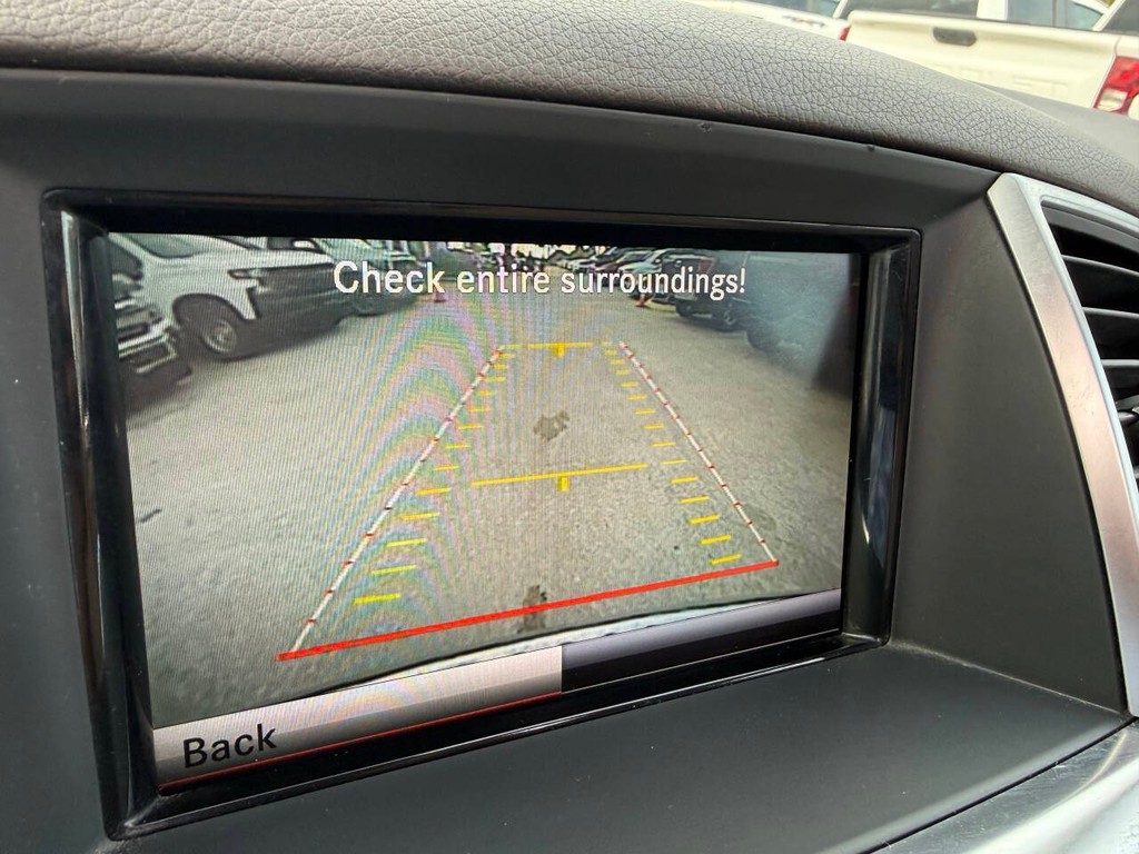 Mercedes-Benz M-Class Vehicle Full-screen Gallery Image 27