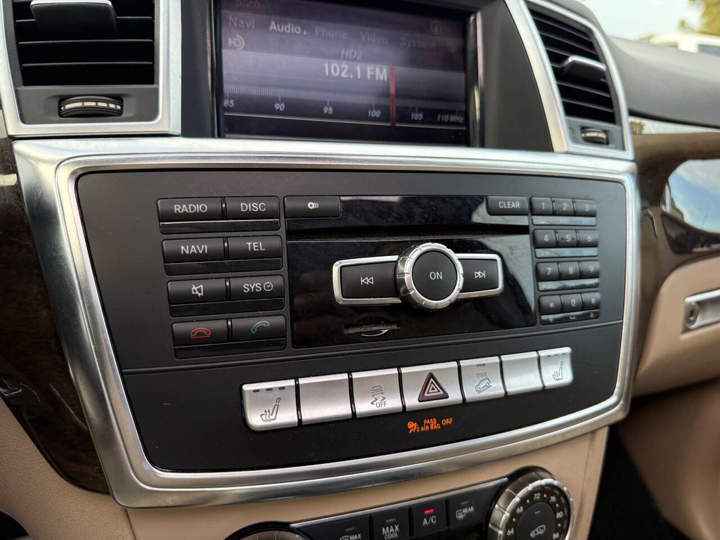 Mercedes-Benz M-Class Vehicle Full-screen Gallery Image 29