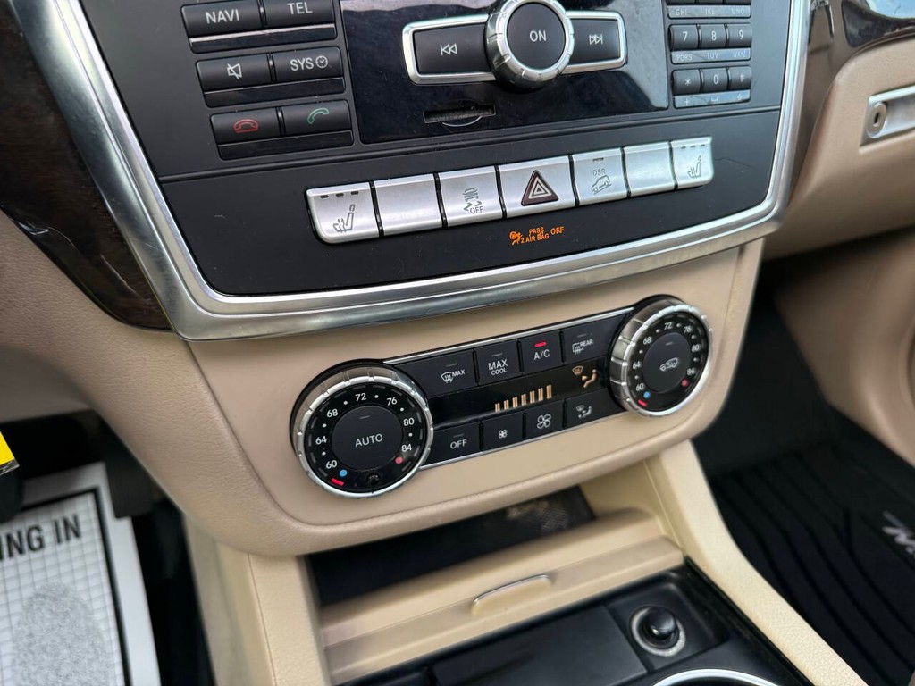 Mercedes-Benz M-Class Vehicle Full-screen Gallery Image 30