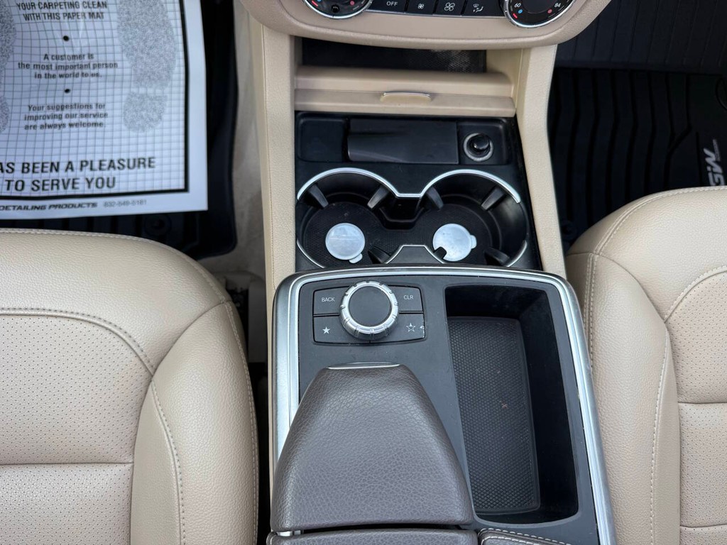 Mercedes-Benz M-Class Vehicle Full-screen Gallery Image 31