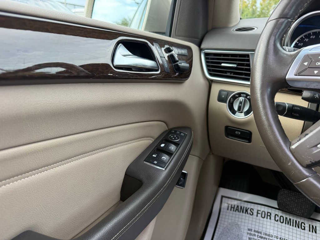 Mercedes-Benz M-Class Vehicle Full-screen Gallery Image 32
