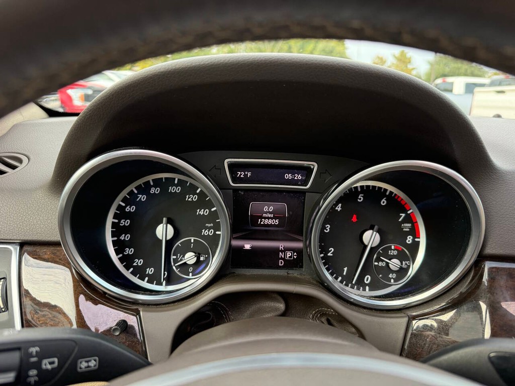 Mercedes-Benz M-Class Vehicle Full-screen Gallery Image 34