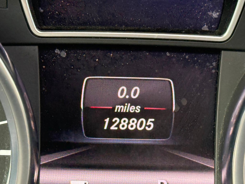 Mercedes-Benz M-Class Vehicle Full-screen Gallery Image 35