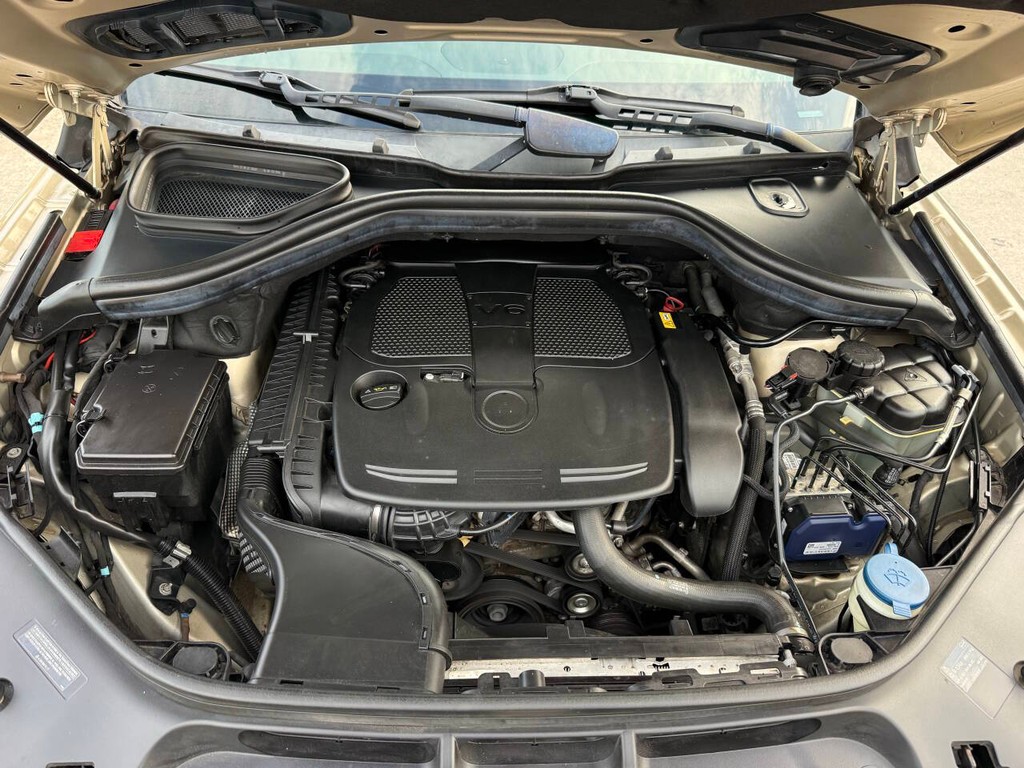Mercedes-Benz M-Class Vehicle Full-screen Gallery Image 37
