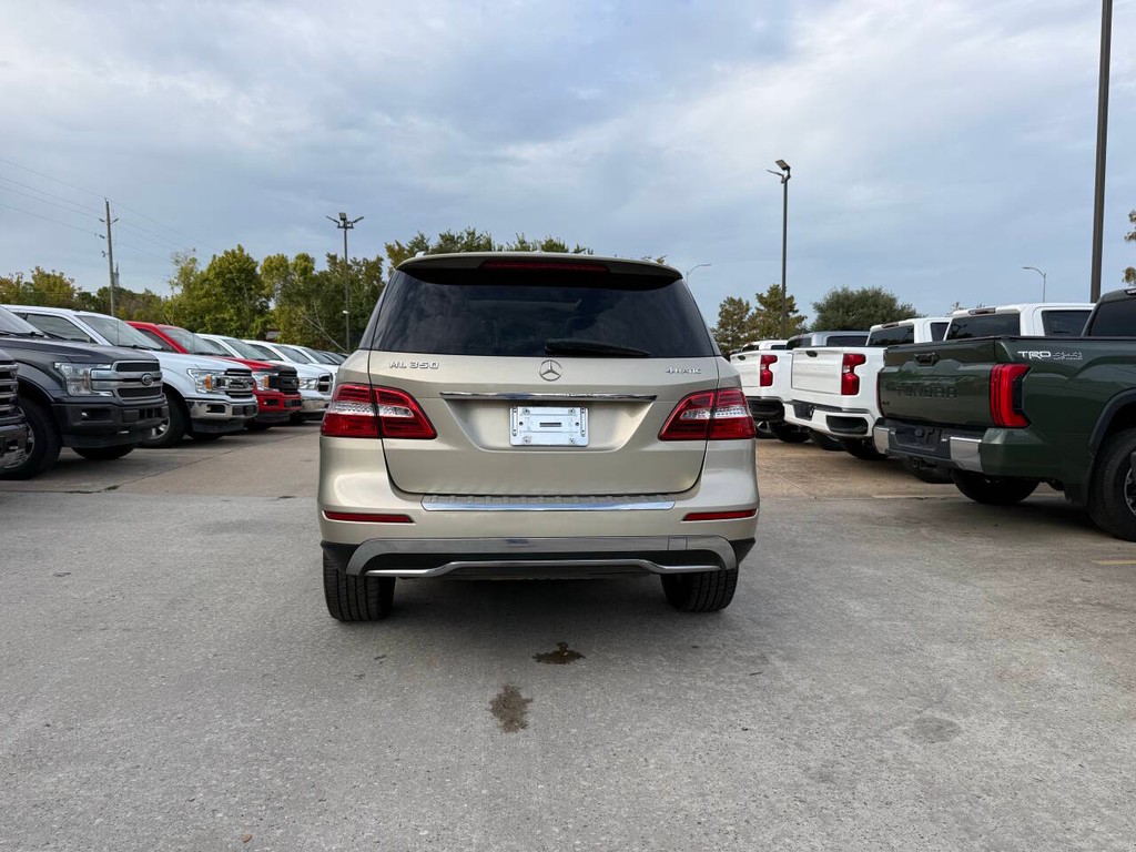 Mercedes-Benz M-Class Vehicle Full-screen Gallery Image 41