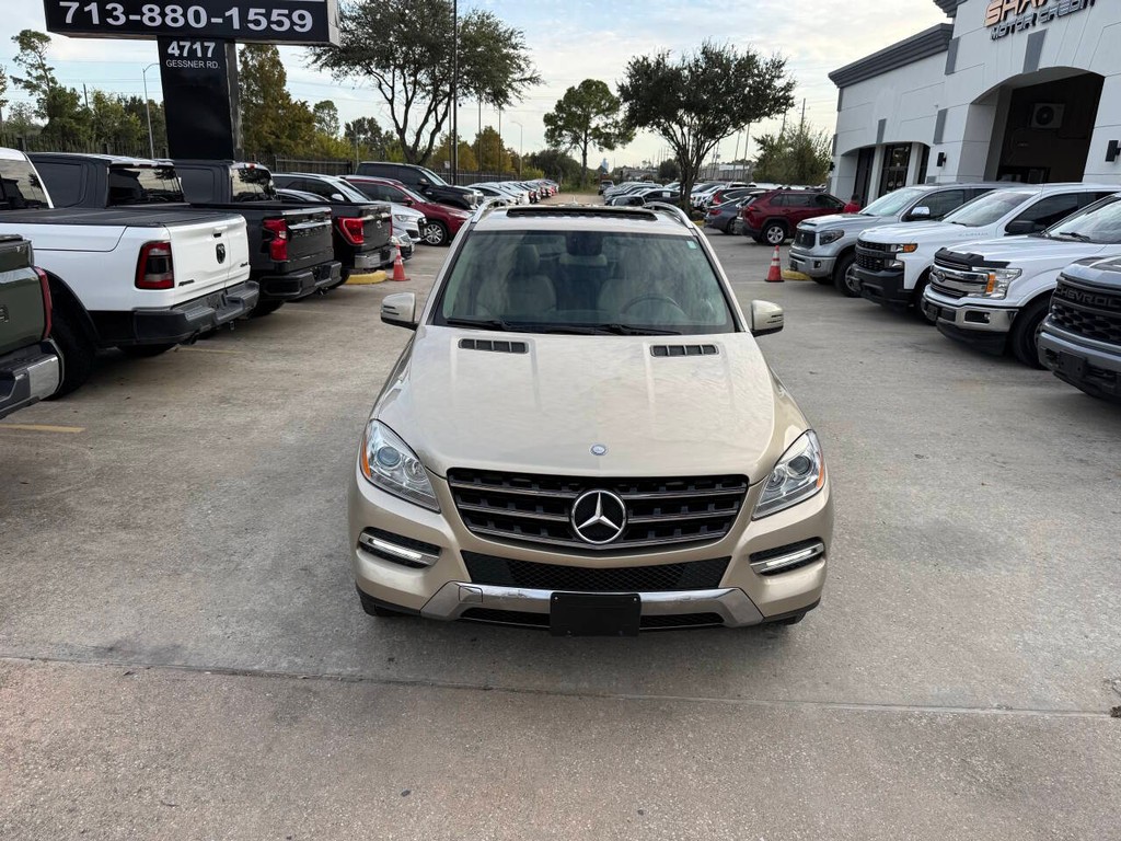 Mercedes-Benz M-Class Vehicle Full-screen Gallery Image 42
