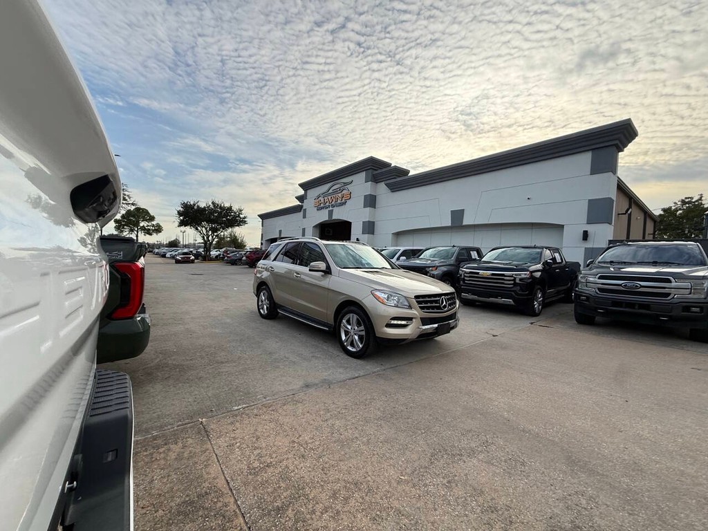 Mercedes-Benz M-Class Vehicle Full-screen Gallery Image 46
