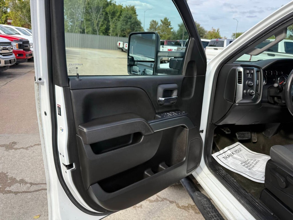Chevrolet Silverado 2500HD Vehicle Full-screen Gallery Image 08