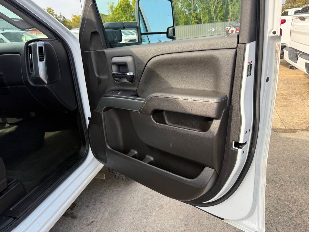 Chevrolet Silverado 2500HD Vehicle Full-screen Gallery Image 11