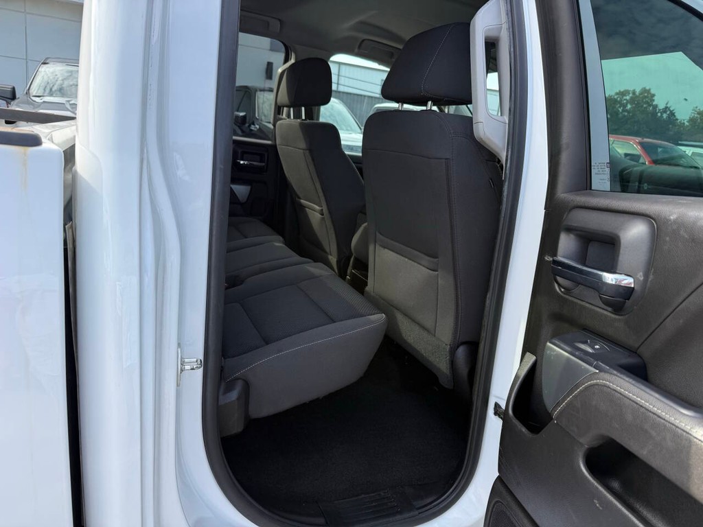 Chevrolet Silverado 2500HD Vehicle Full-screen Gallery Image 15
