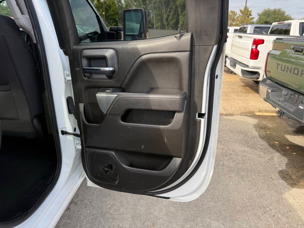 Chevrolet Silverado 2500HD Vehicle Full-screen Gallery Image 16